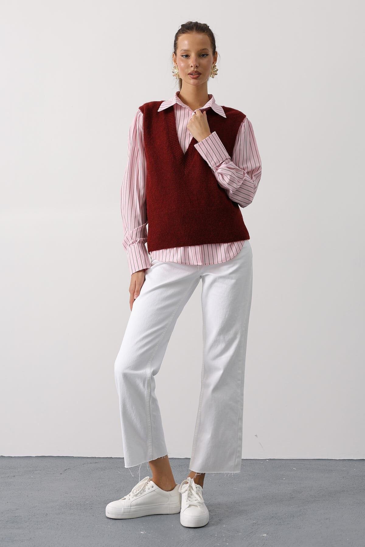 V Yaka Triko Süveter Ve Çizgili Gömlek Takım