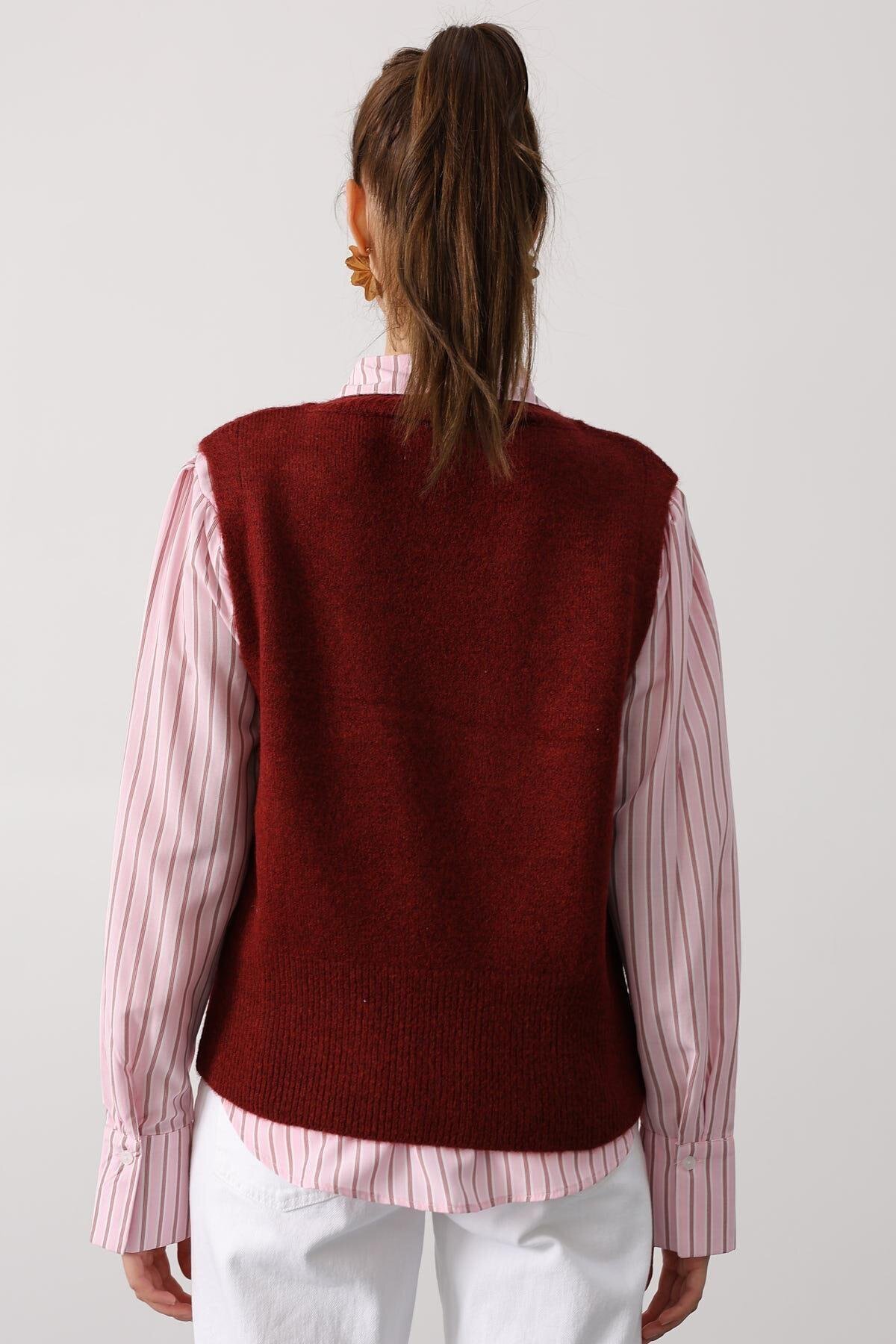 V Yaka Triko Süveter Ve Çizgili Gömlek Takım