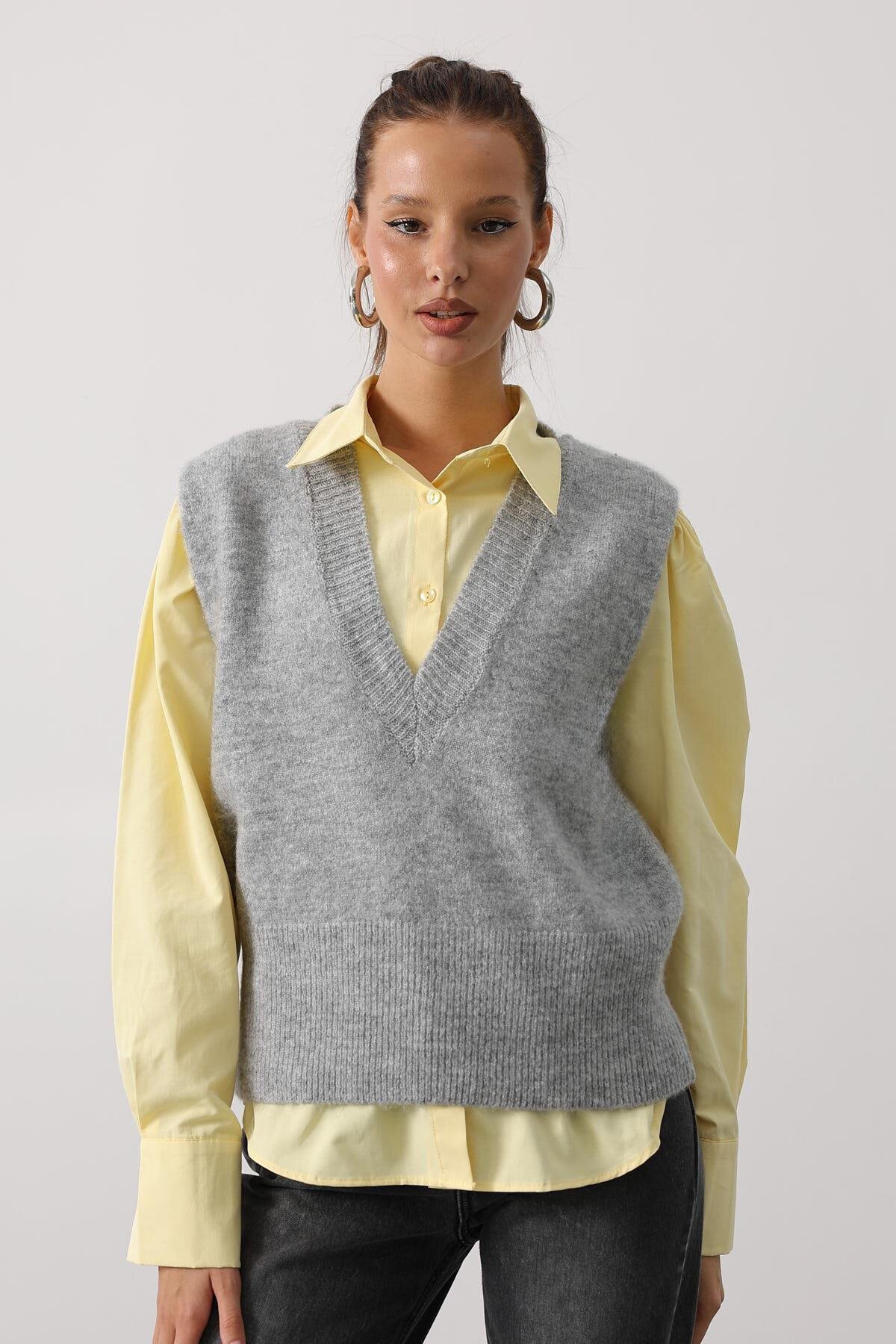 V Yaka Triko Süveter Ve Çizgili Gömlek Takım