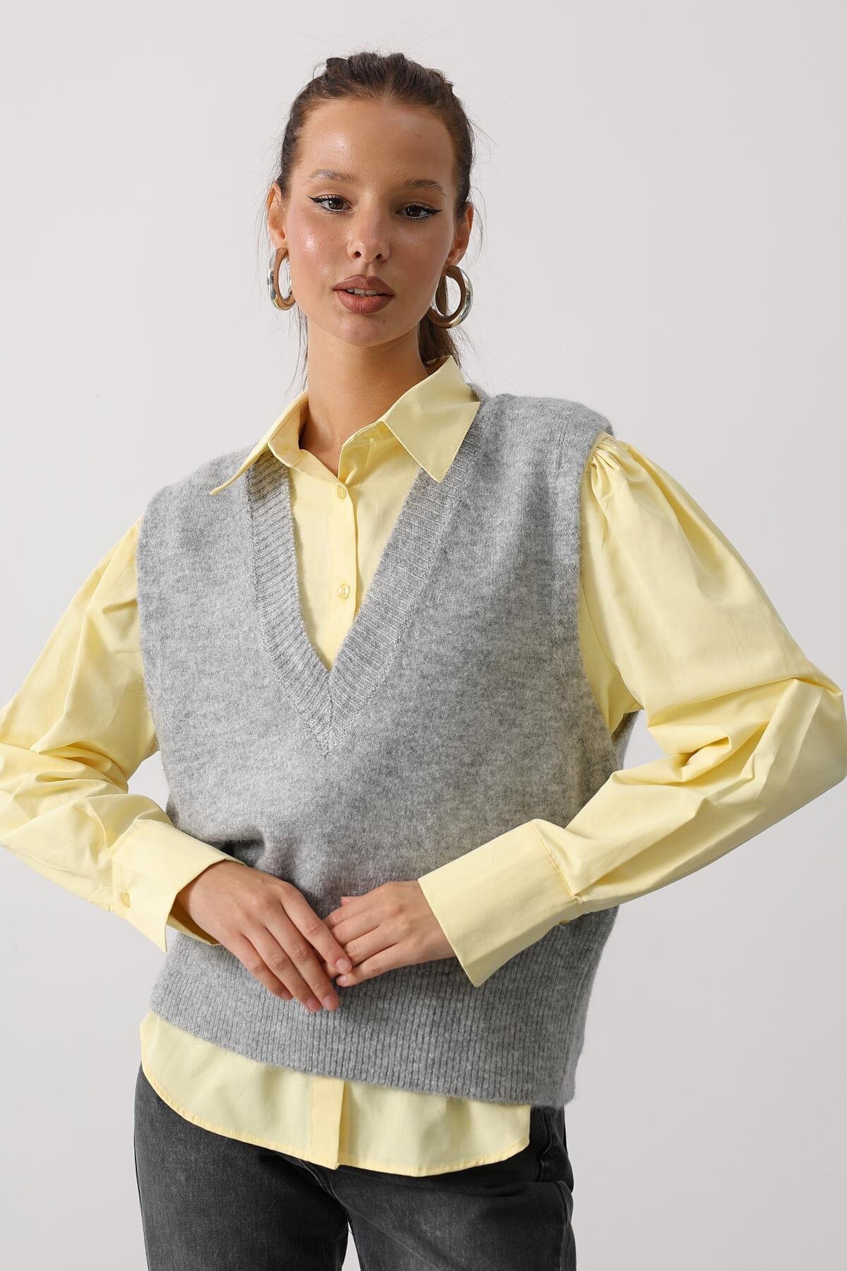 V Yaka Triko Süveter Ve Çizgili Gömlek Takım