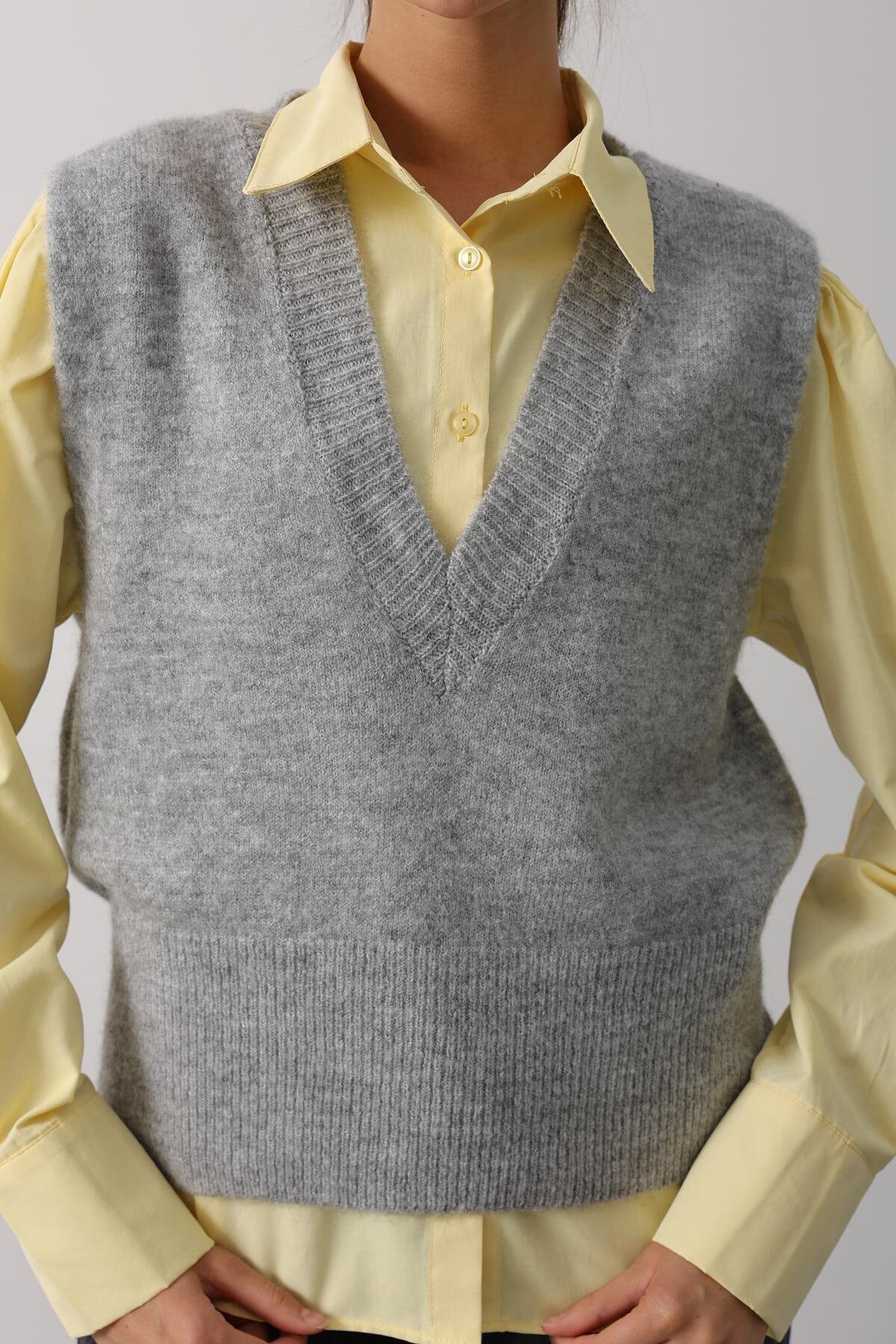 V Yaka Triko Süveter Ve Çizgili Gömlek Takım