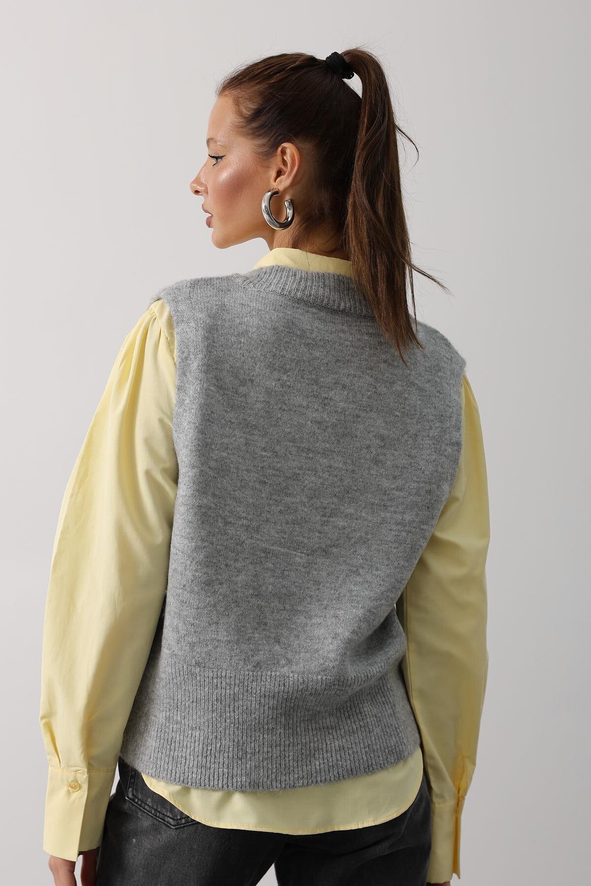 V Yaka Triko Süveter Ve Çizgili Gömlek Takım