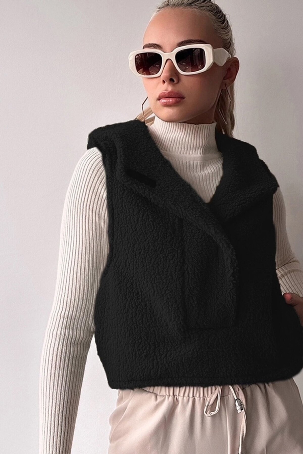 Siyah Yarım Pat Ceket Yaka Kapüşonlu Peluş Yelek