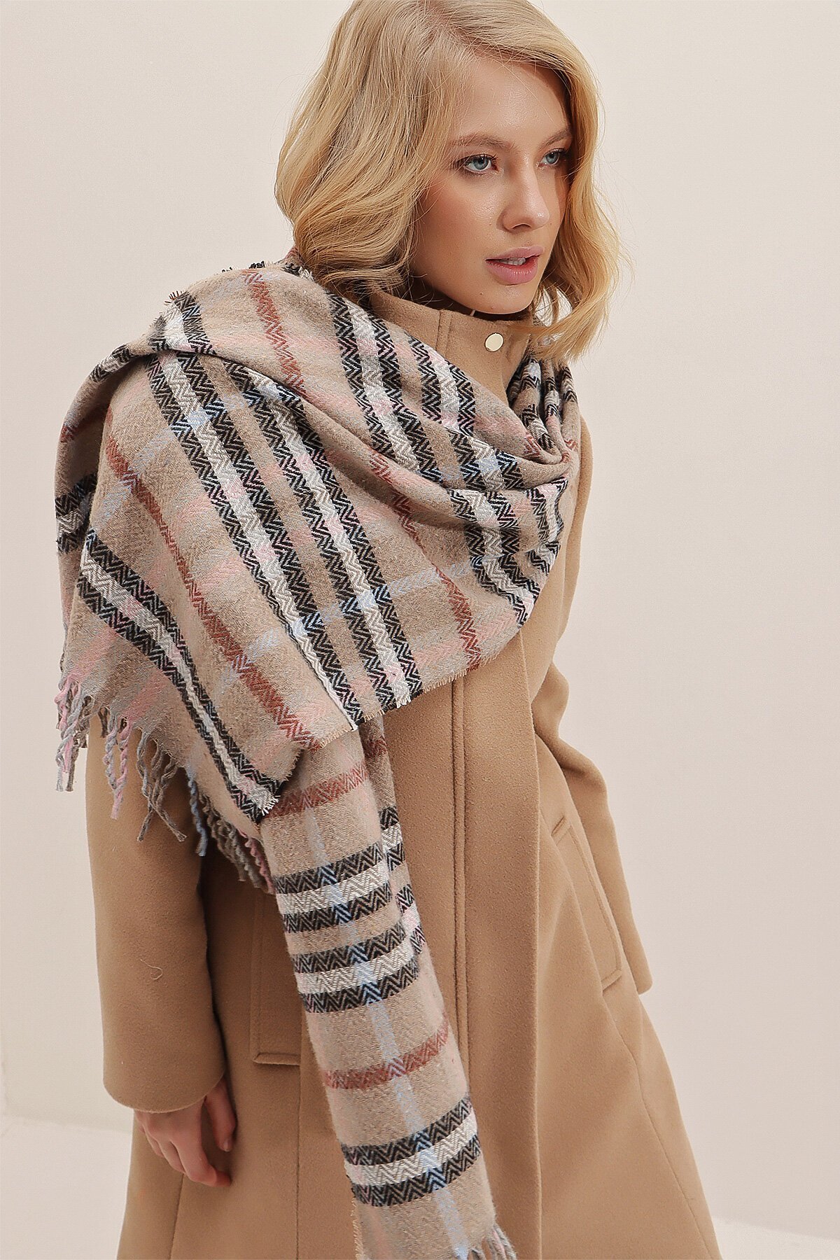 Bej Yün Karışımlı Ekose Desenli Şal