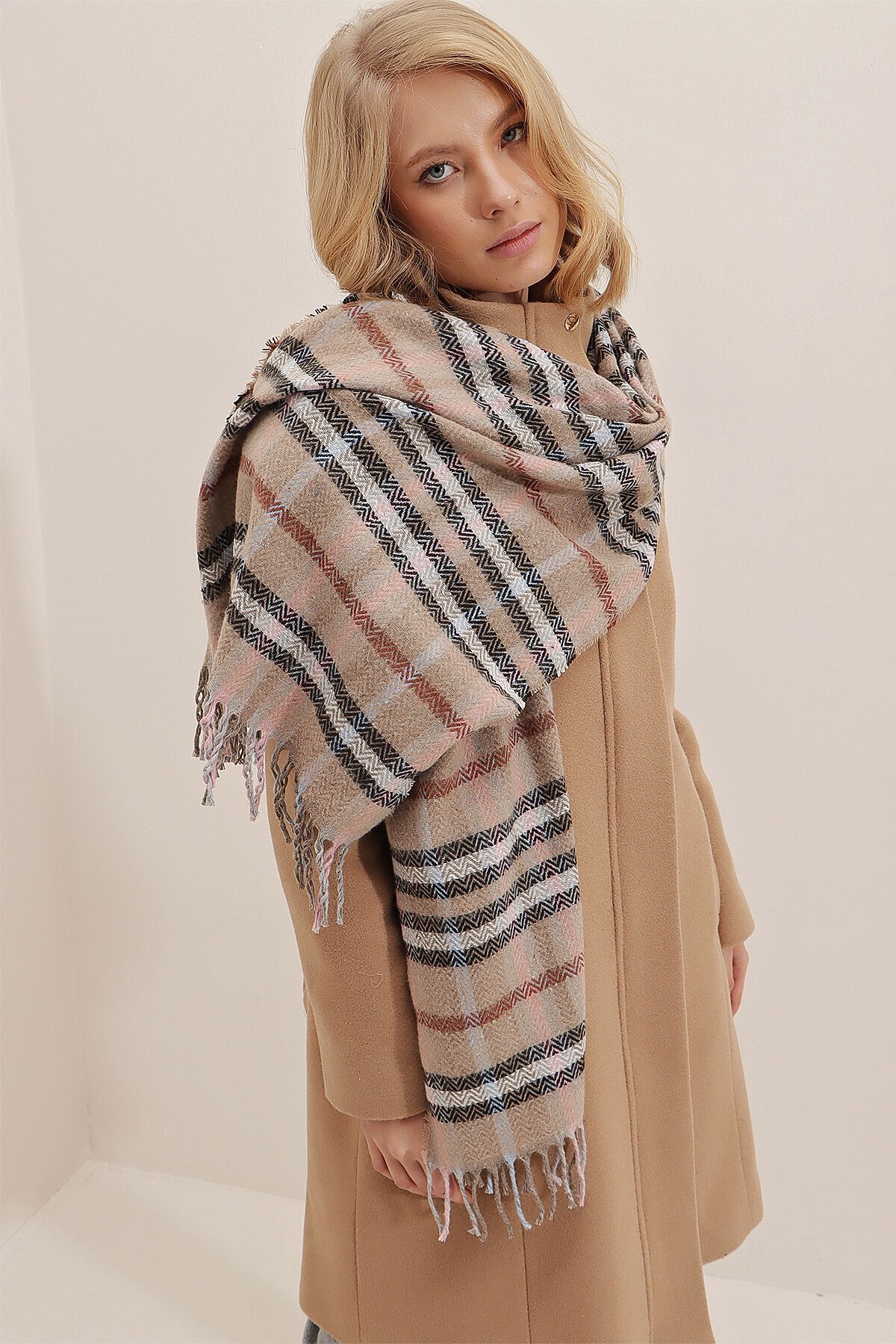 Bej Yün Karışımlı Ekose Desenli Şal