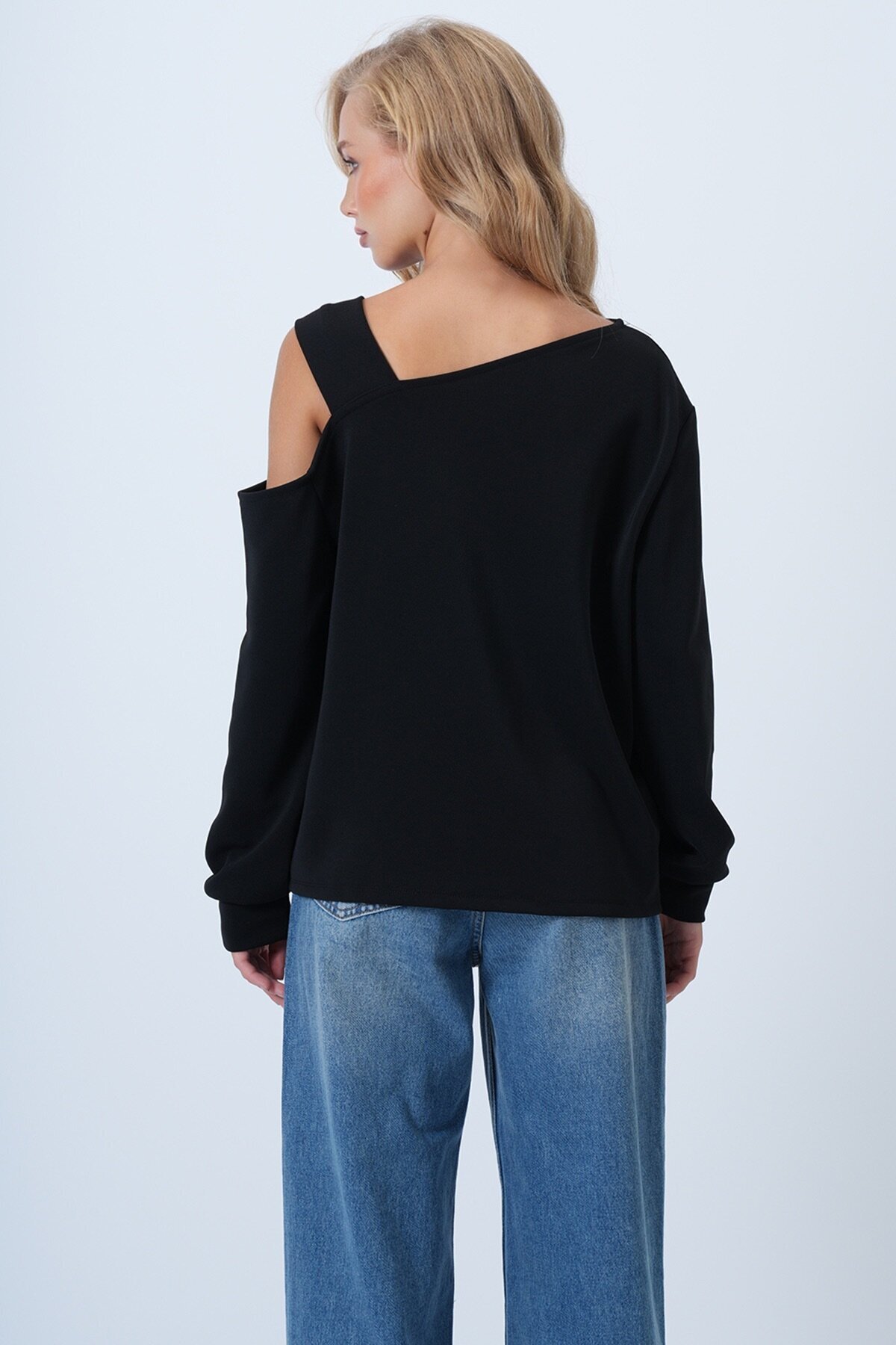 Asimetrik Kesim Omuzu Bant Detaylı Örme Bluz