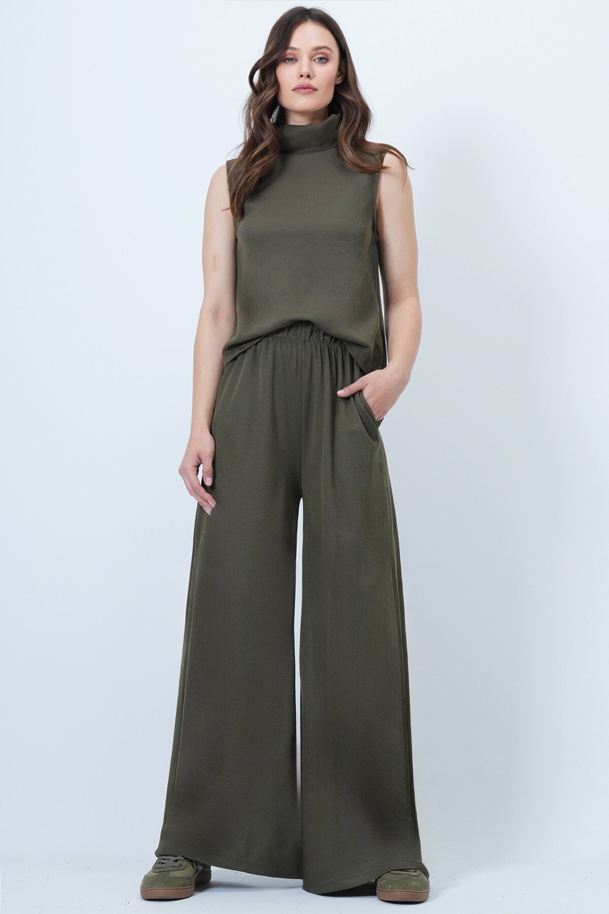 Balıkçı Yaka Kolsuz Bluz Ve Geniş Paça Pantolon Takım