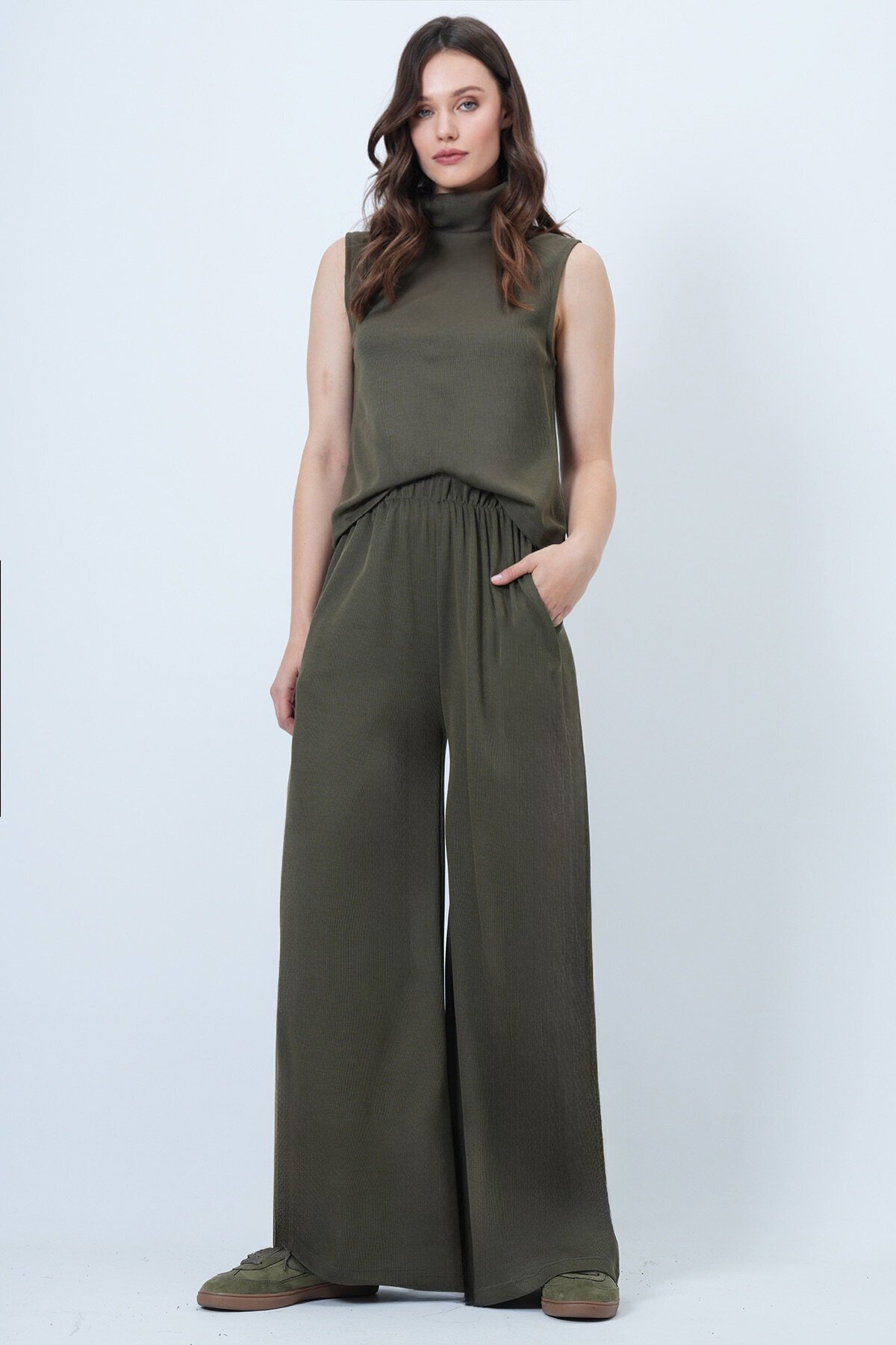 Balıkçı Yaka Kolsuz Bluz Ve Geniş Paça Pantolon Takım