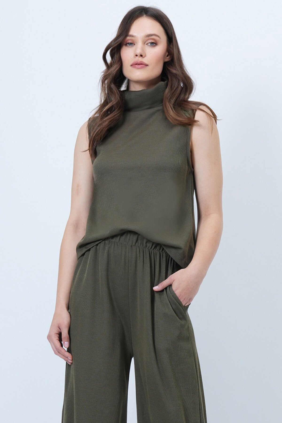 Balıkçı Yaka Kolsuz Bluz Ve Geniş Paça Pantolon Takım