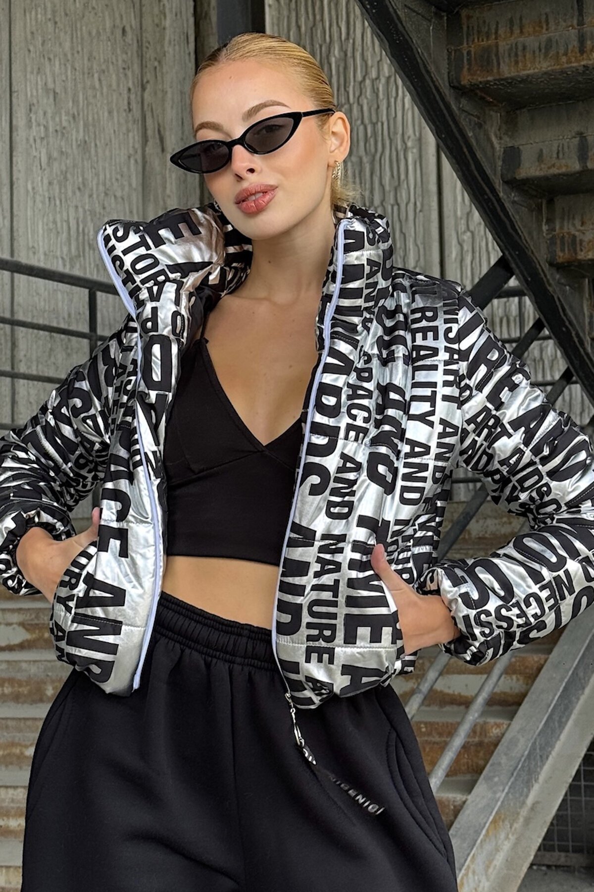 Gri Baskılı Dik Yaka Fermuarlı Crop Şişme Astarlı Mont