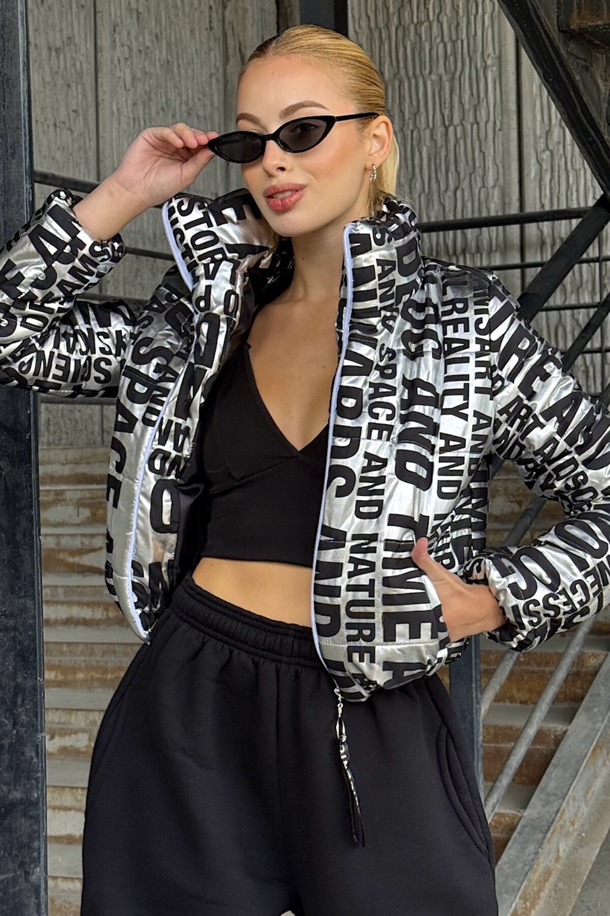 Gri Baskılı Dik Yaka Fermuarlı Crop Şişme Astarlı Mont