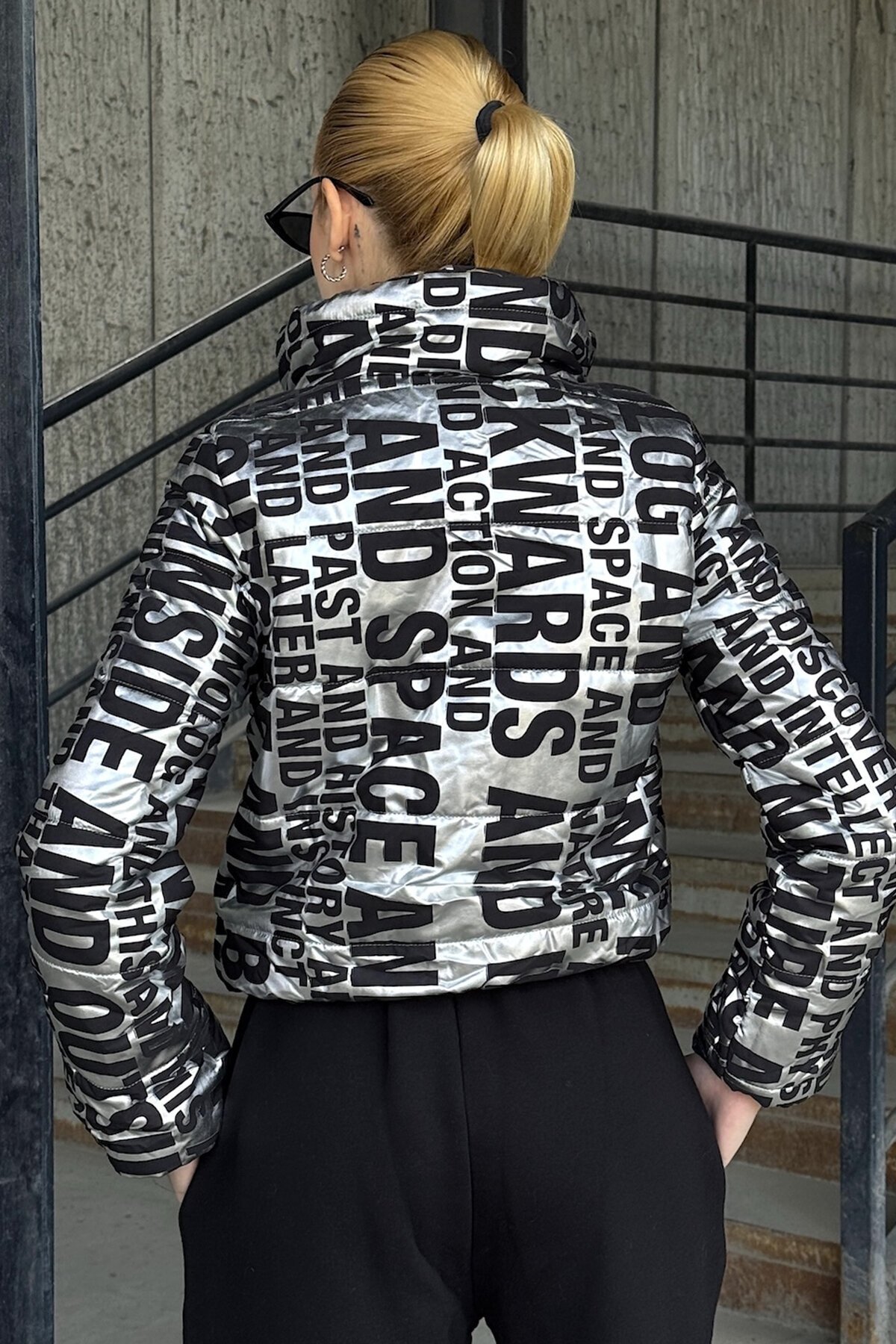 Gri Baskılı Dik Yaka Fermuarlı Crop Şişme Astarlı Mont