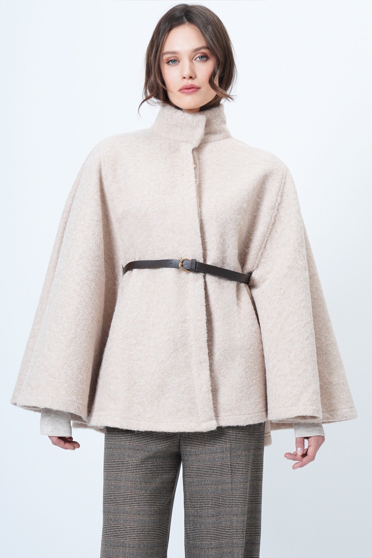 Bej Kemerli Gizli Düğmeli Premium Pelerin