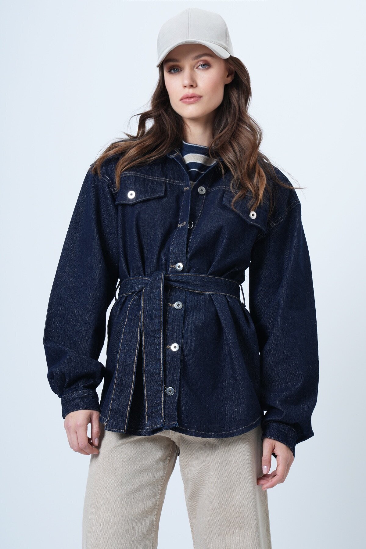 Beli Kuşaklı Düğme Kapamalı Denim Gömlek