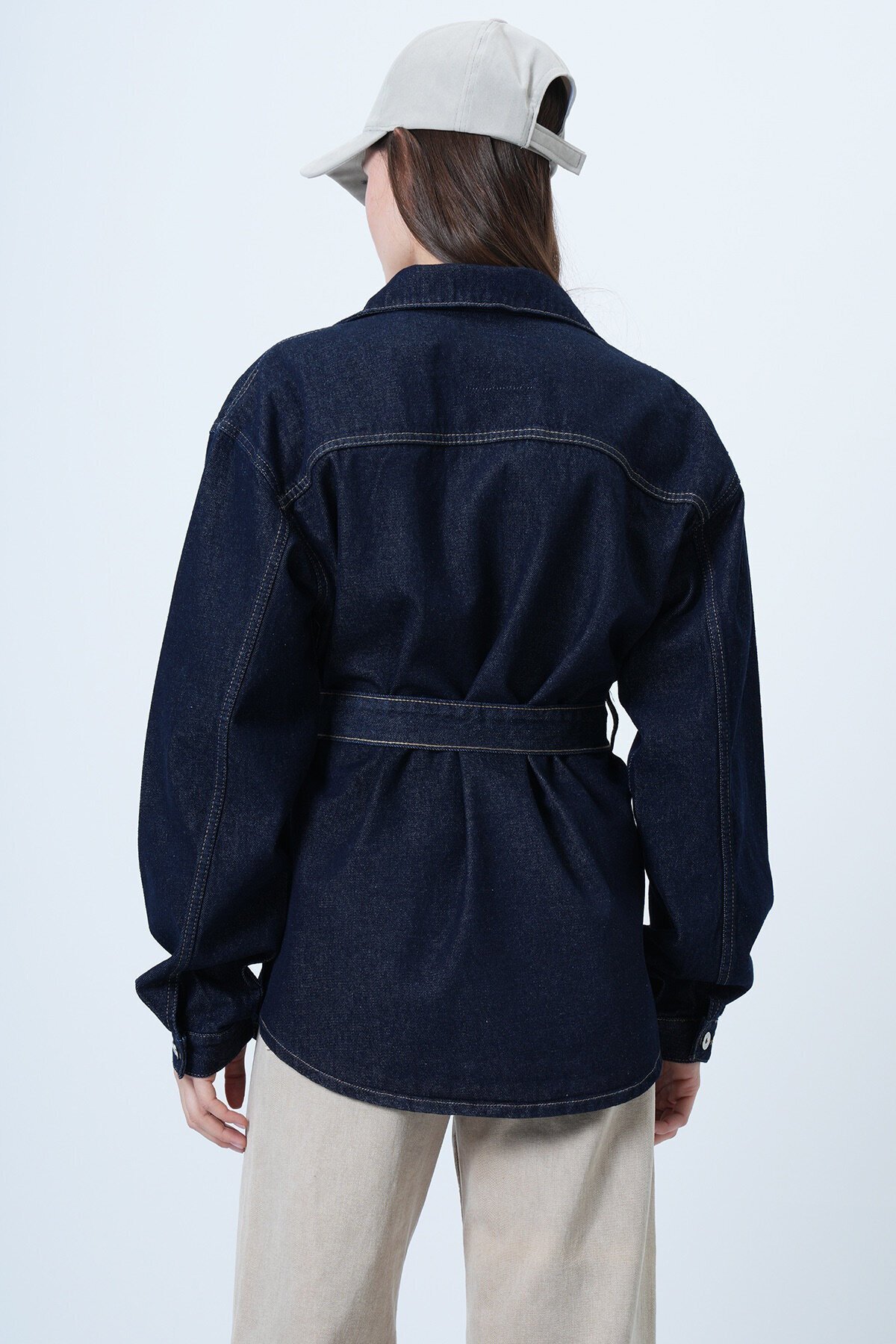 Beli Kuşaklı Düğme Kapamalı Denim Gömlek