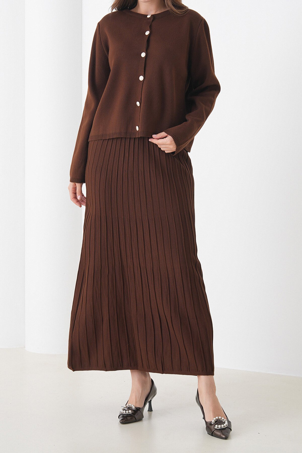 Bisiklet Yaka Düğmeli Hırka ve Pliseli Midi Boy Etek Takım