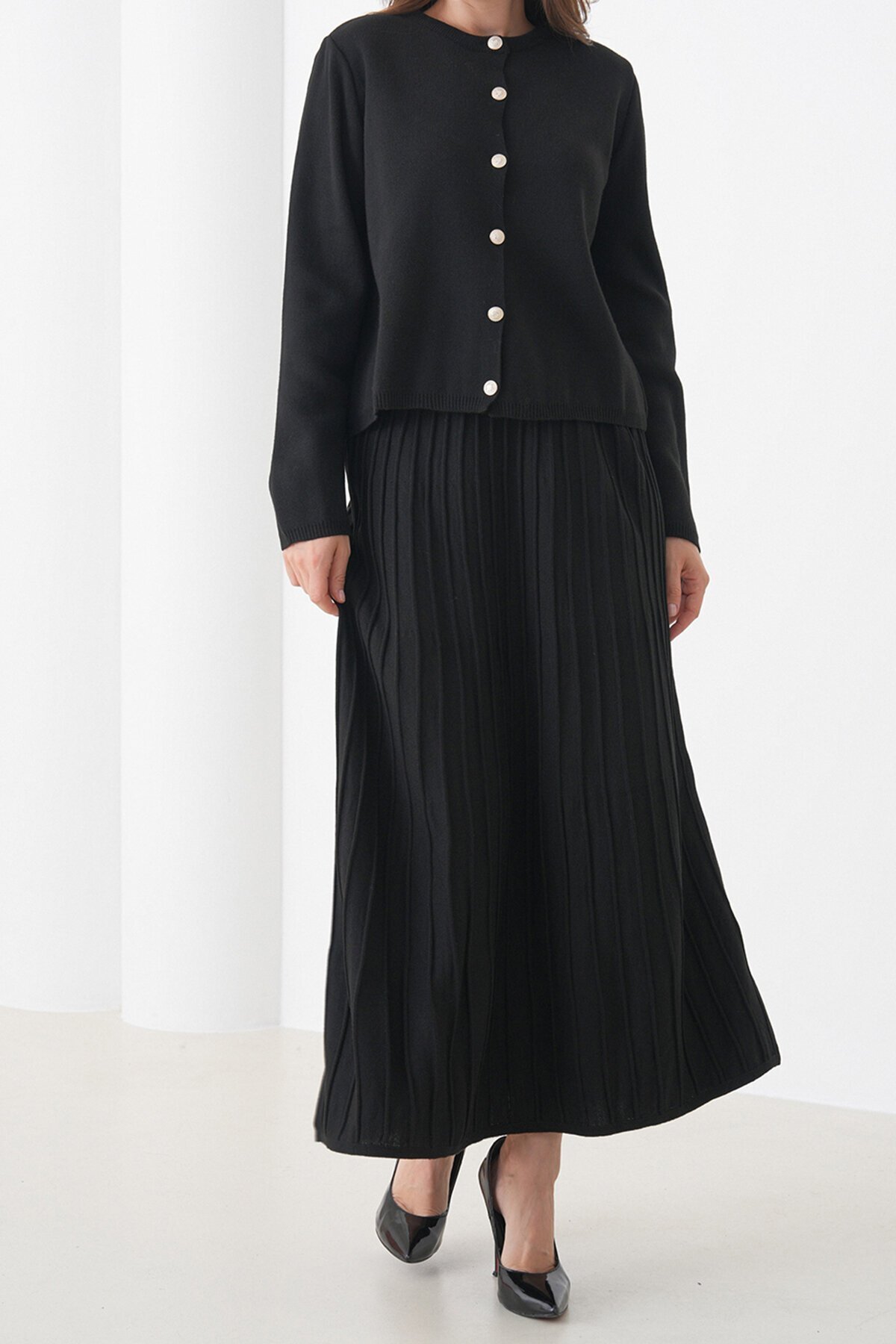 Bisiklet Yaka Düğmeli Hırka ve Pliseli Midi Boy Etek Takım