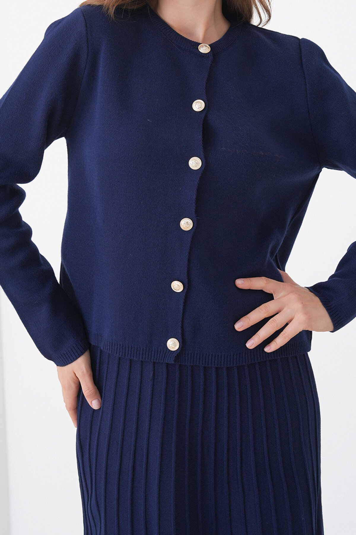 Bisiklet Yaka Düğmeli Hırka ve Pliseli Midi Boy Etek Takım