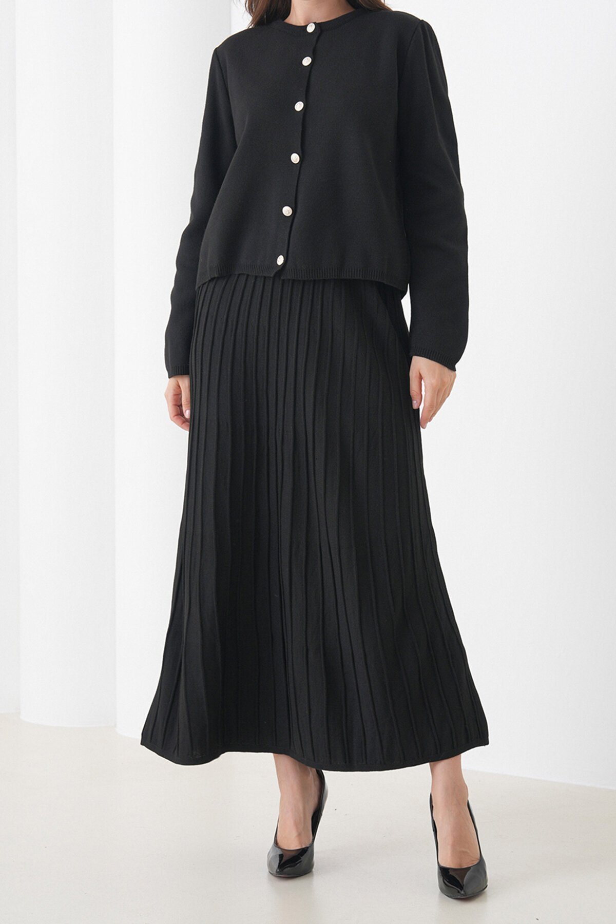 Bisiklet Yaka Düğmeli Hırka ve Pliseli Midi Boy Etek Takım