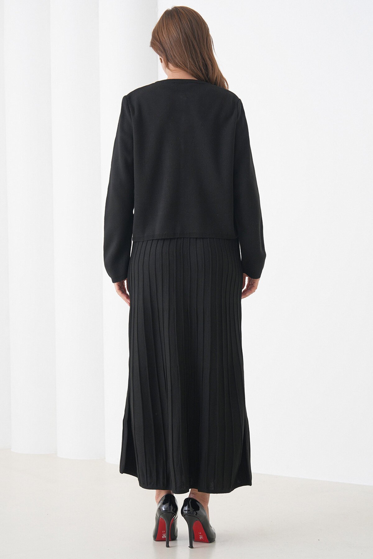 Bisiklet Yaka Düğmeli Hırka ve Pliseli Midi Boy Etek Takım