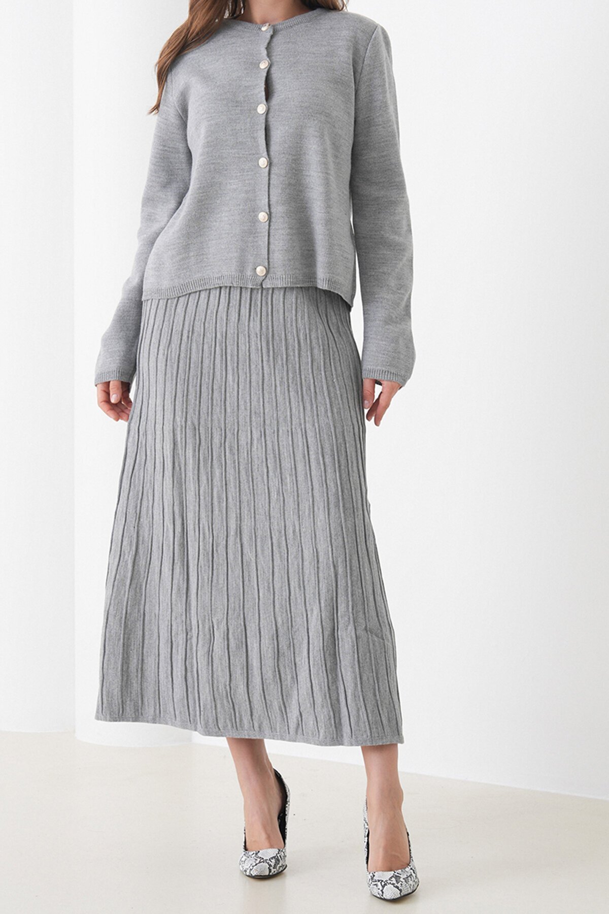 Bisiklet Yaka Düğmeli Hırka ve Pliseli Midi Boy Etek Takım