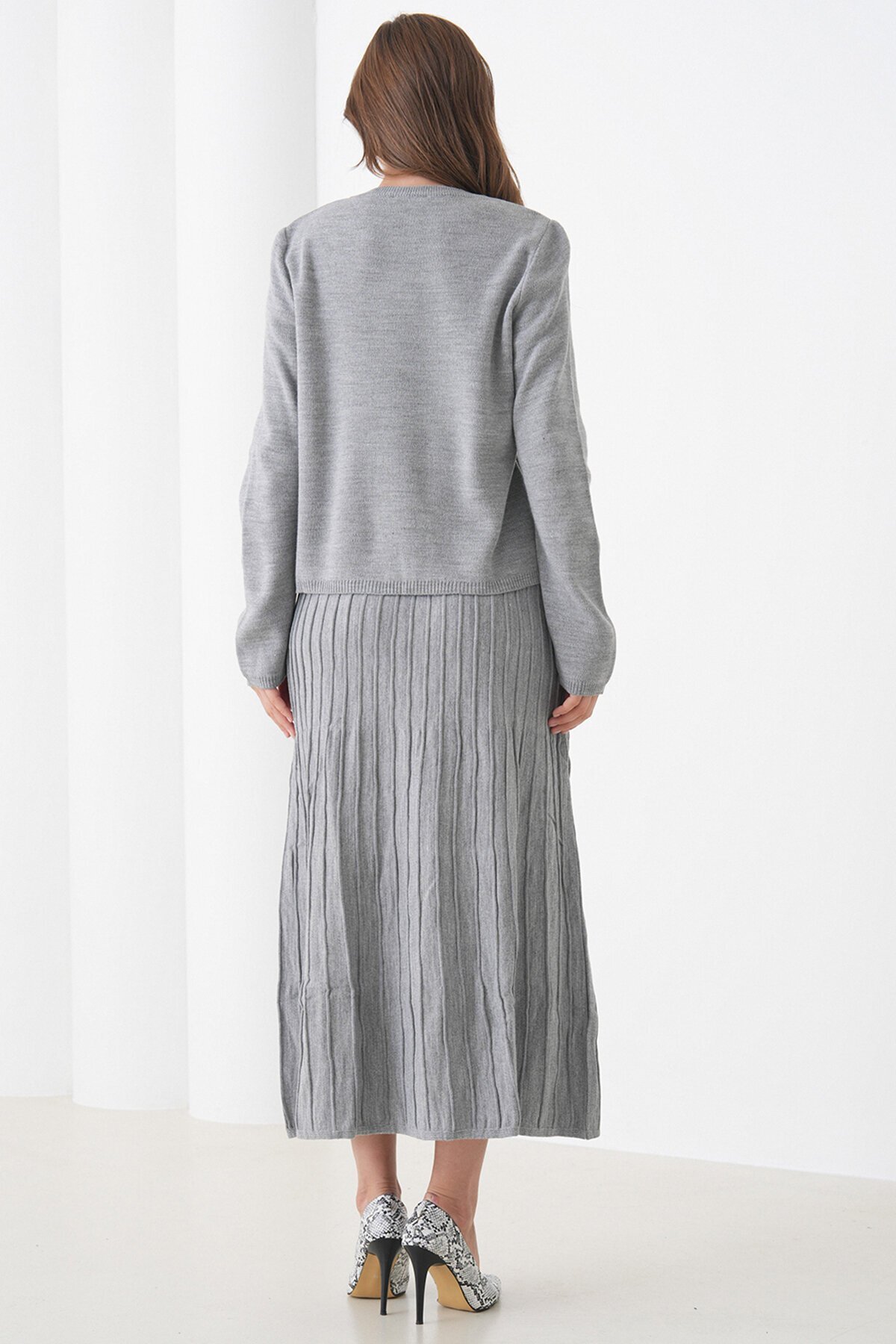 Bisiklet Yaka Düğmeli Hırka ve Pliseli Midi Boy Etek Takım