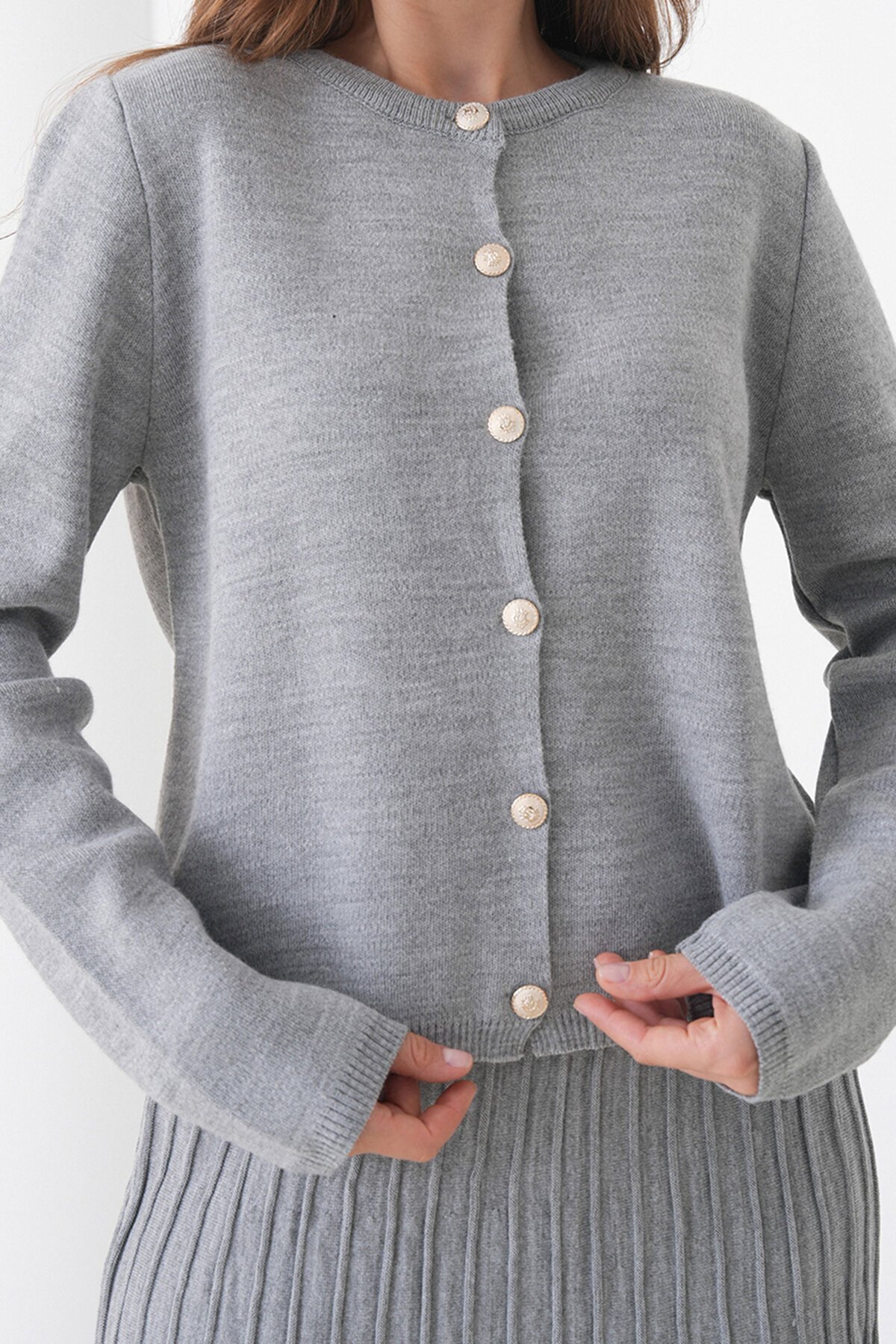 Bisiklet Yaka Düğmeli Hırka ve Pliseli Midi Boy Etek Takım