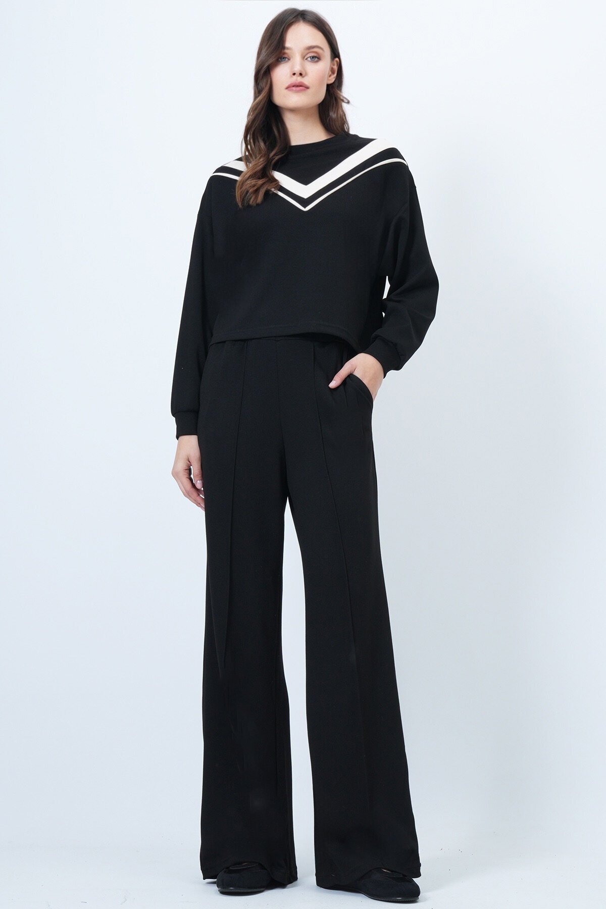 Bisiklet Yaka Şerit Detaylı Bluz ve Geniş Paça Pantolon Takım