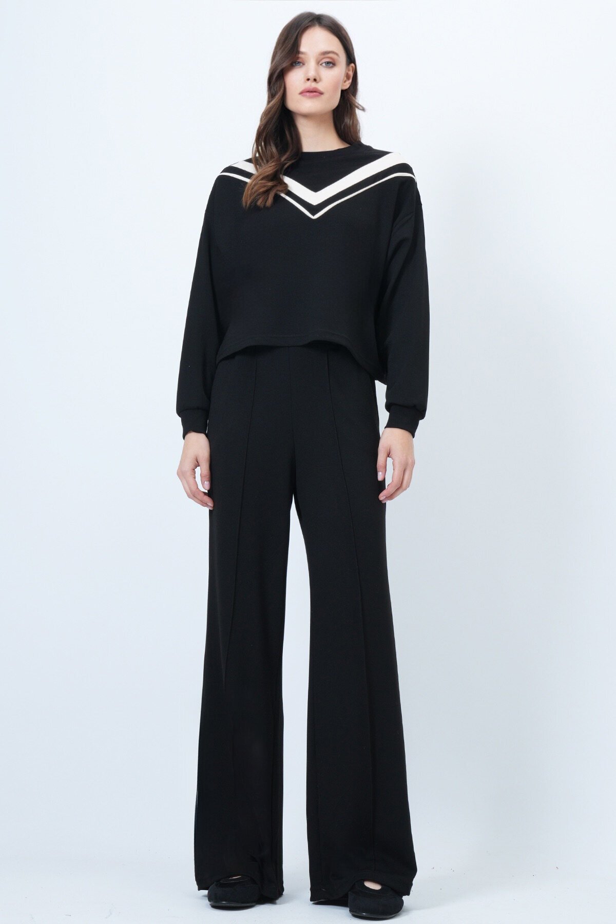 Bisiklet Yaka Şerit Detaylı Bluz ve Geniş Paça Pantolon Takım