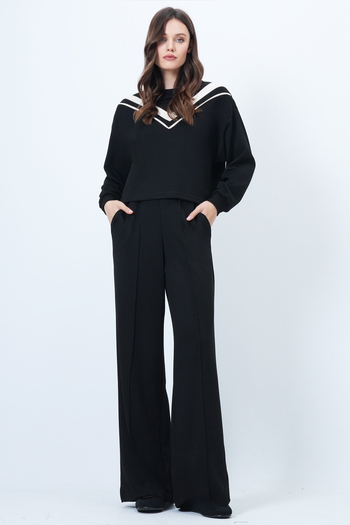Bisiklet Yaka Şerit Detaylı Bluz ve Geniş Paça Pantolon Takım
