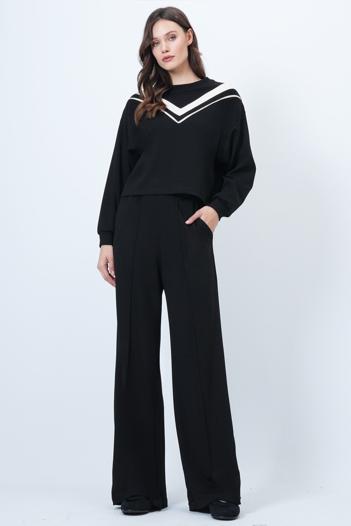 Bisiklet Yaka Şerit Detaylı Bluz ve Geniş Paça Pantolon Takım