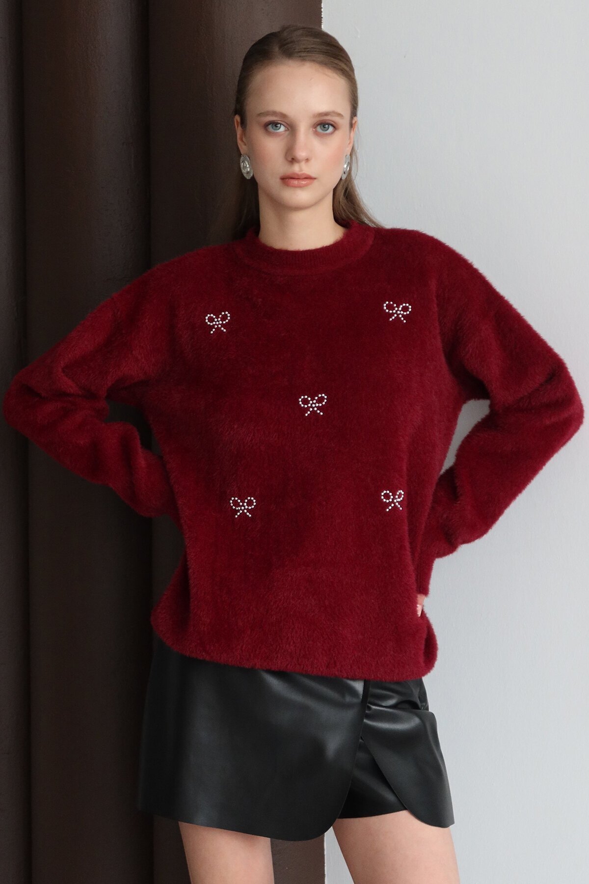 Bisiklet Yaka Taşlı Kurdale Detaylı Yumoş Kazak