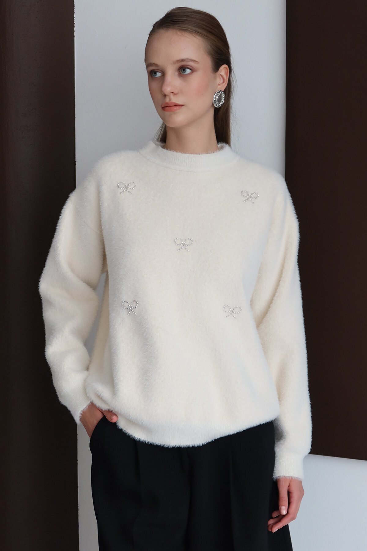 Bisiklet Yaka Taşlı Kurdale Detaylı Yumoş Kazak