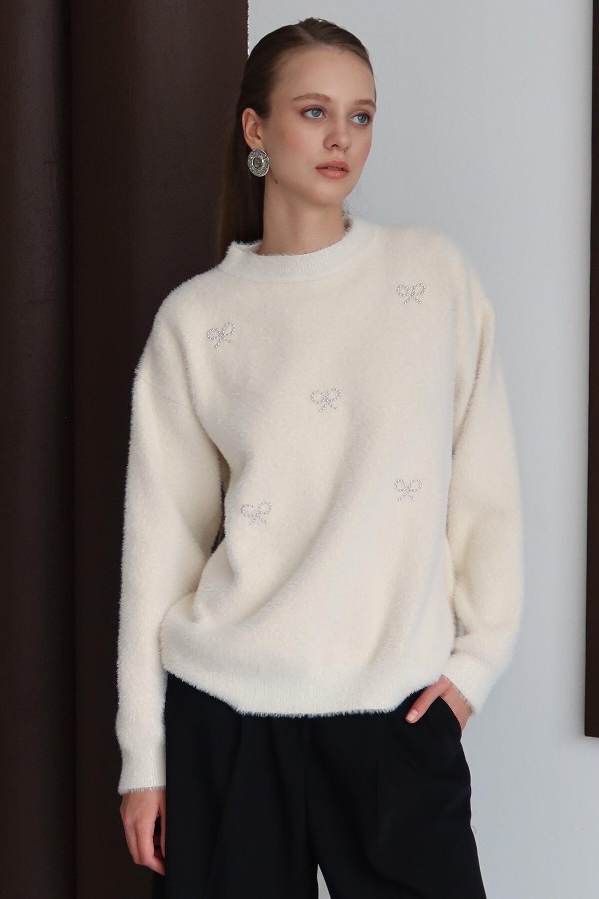 Bisiklet Yaka Taşlı Kurdale Detaylı Yumoş Kazak