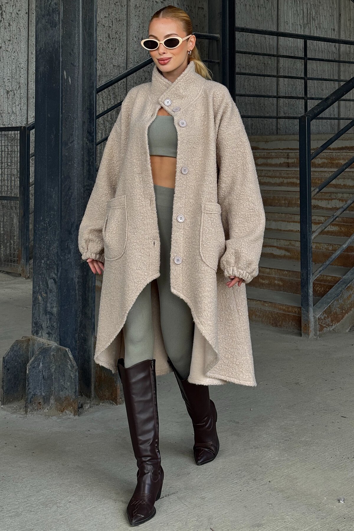 Bej Çift Cepli Asimetrik Kesim Düğme Kapamalı Astarsız Kaban