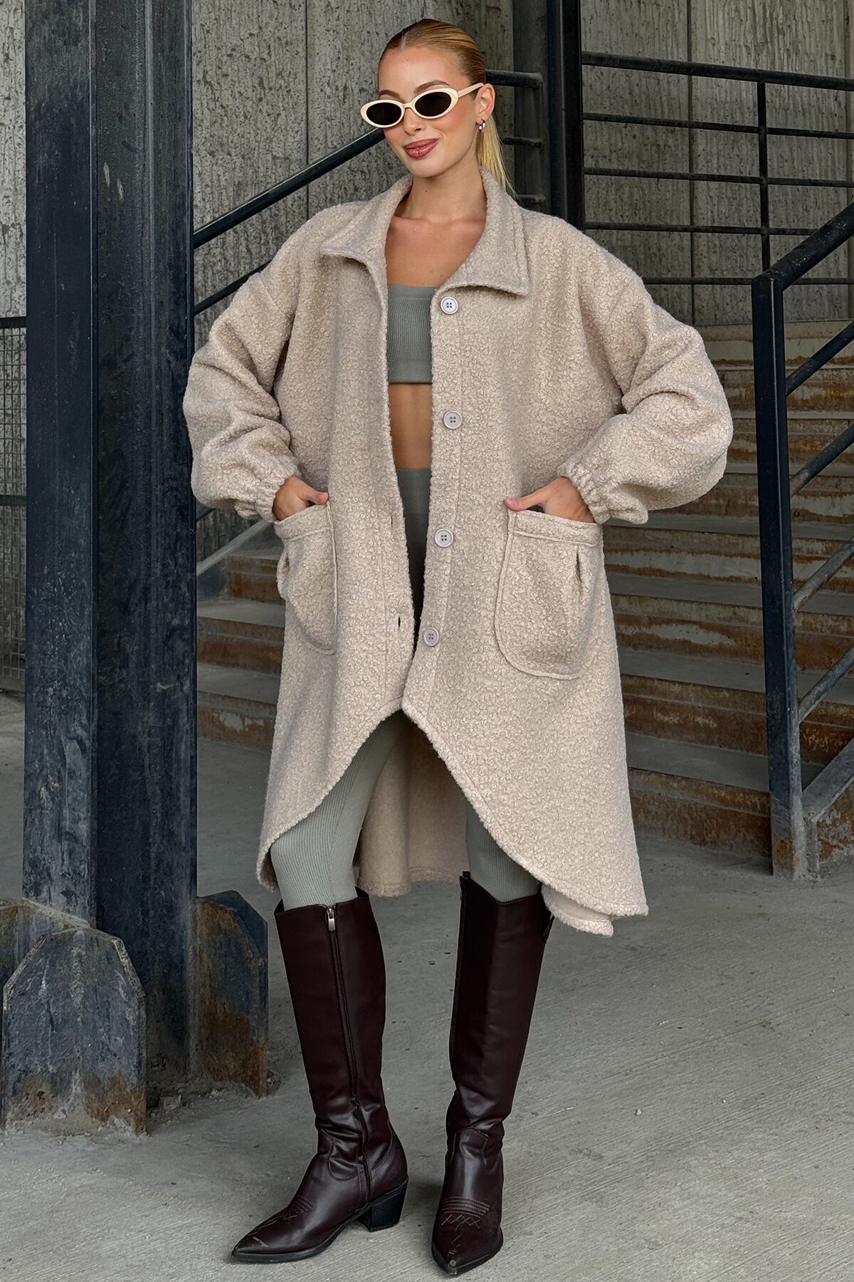 Bej Çift Cepli Asimetrik Kesim Düğme Kapamalı Astarsız Kaban