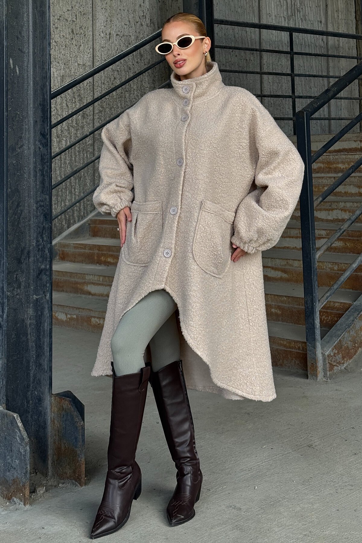 Bej Çift Cepli Asimetrik Kesim Düğme Kapamalı Astarsız Kaban