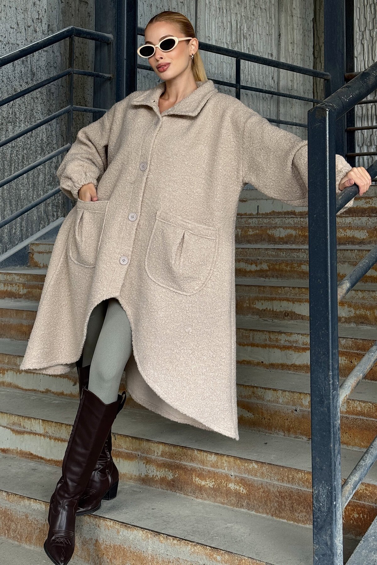 Bej Çift Cepli Asimetrik Kesim Düğme Kapamalı Astarsız Kaban