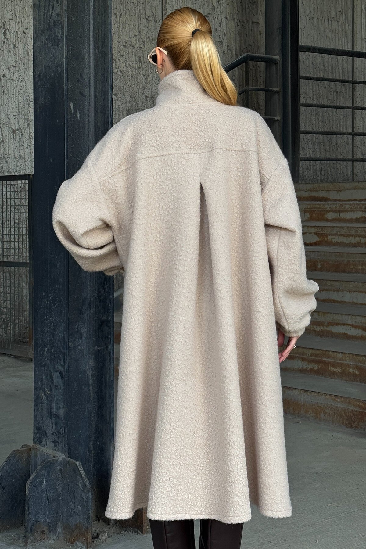 Bej Çift Cepli Asimetrik Kesim Düğme Kapamalı Astarsız Kaban