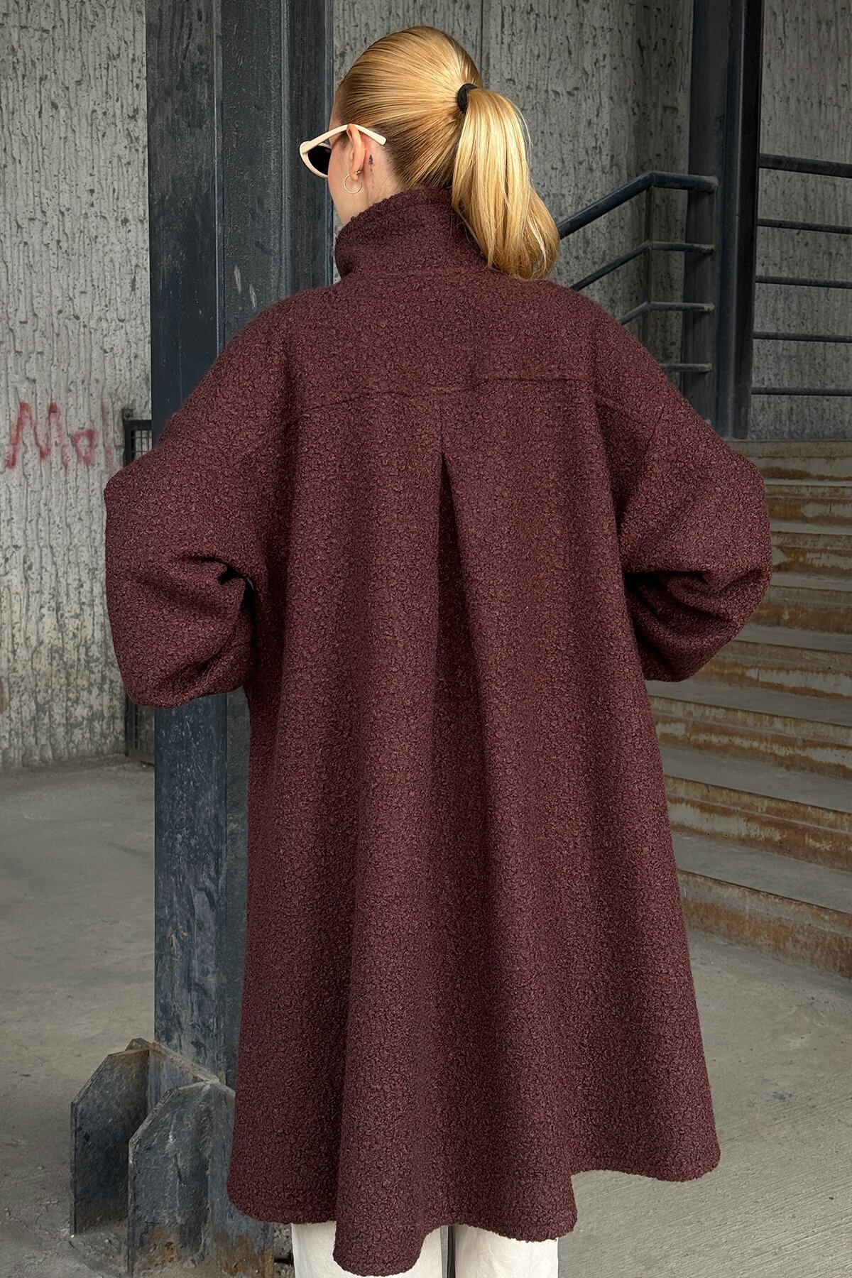 Bordo Çift Cepli Asimetrik Kesim Düğme Kapamalı Astarsız Kaban