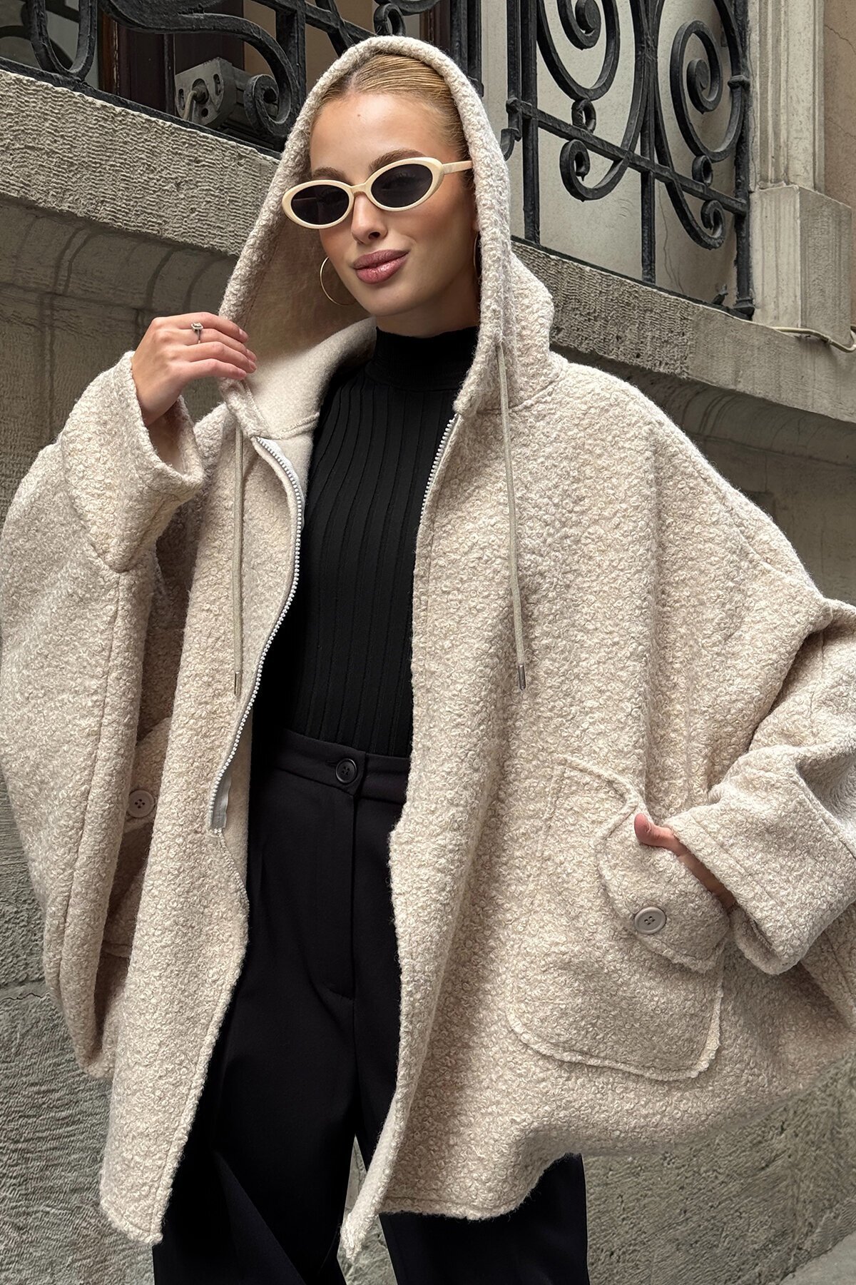 Bej Çift Cepli Asimetrik Kesim Yarasa Kol Kapüşonlu Oversize Astarsız Kaban