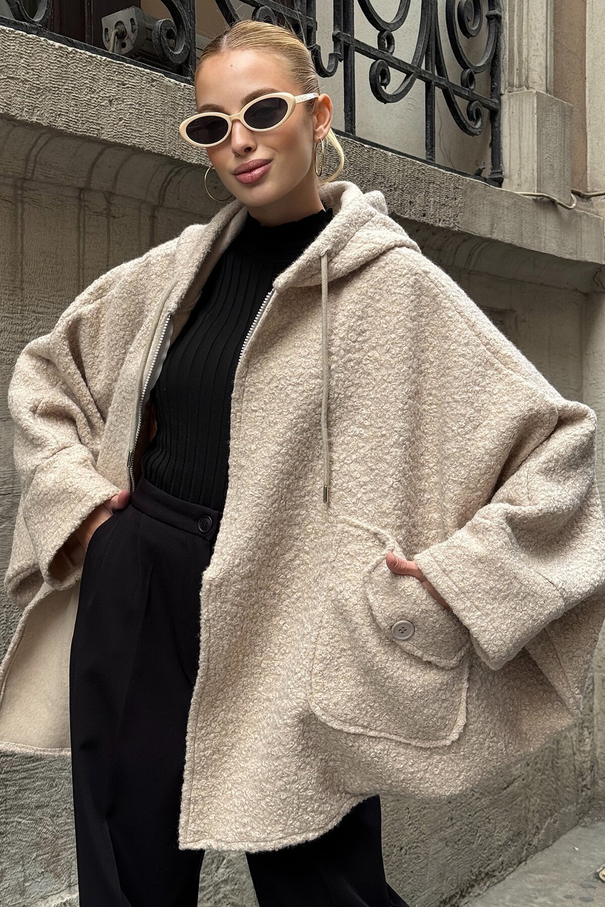 Bej Çift Cepli Asimetrik Kesim Yarasa Kol Kapüşonlu Oversize Astarsız Kaban