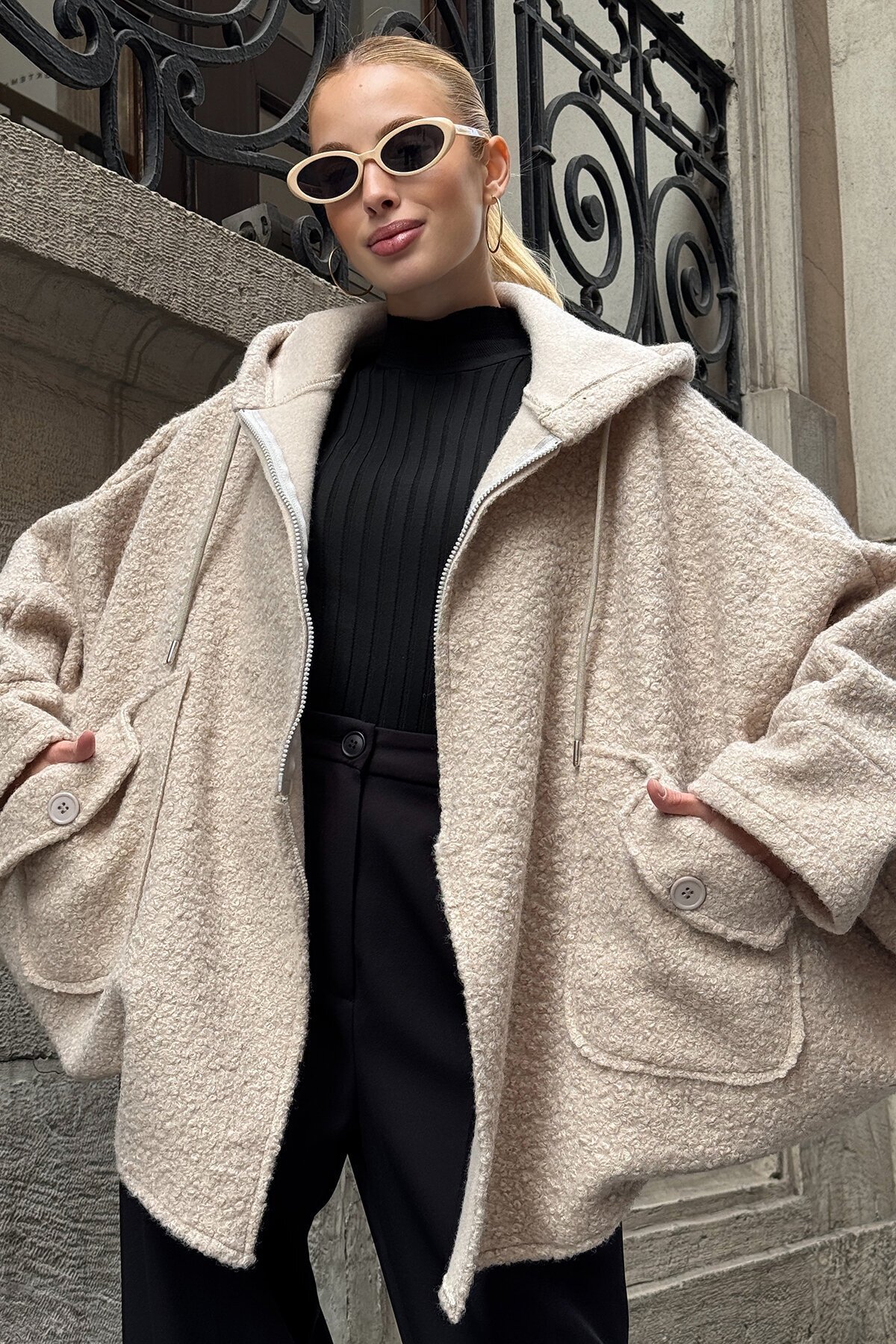 Bej Çift Cepli Asimetrik Kesim Yarasa Kol Kapüşonlu Oversize Astarsız Kaban