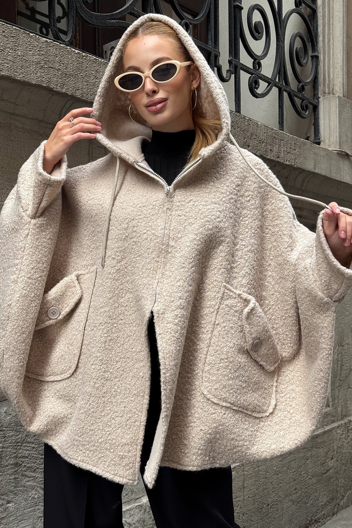 Bej Çift Cepli Asimetrik Kesim Yarasa Kol Kapüşonlu Oversize Astarsız Kaban