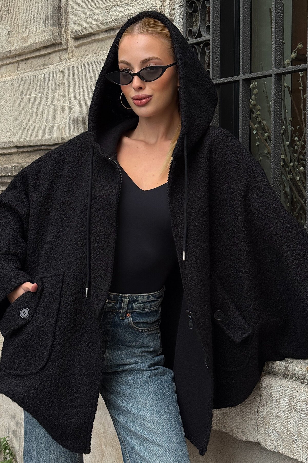 Siyah Çift Cepli Asimetrik Kesim Yarasa Kol Kapüşonlu Oversize Astarsız Kaban