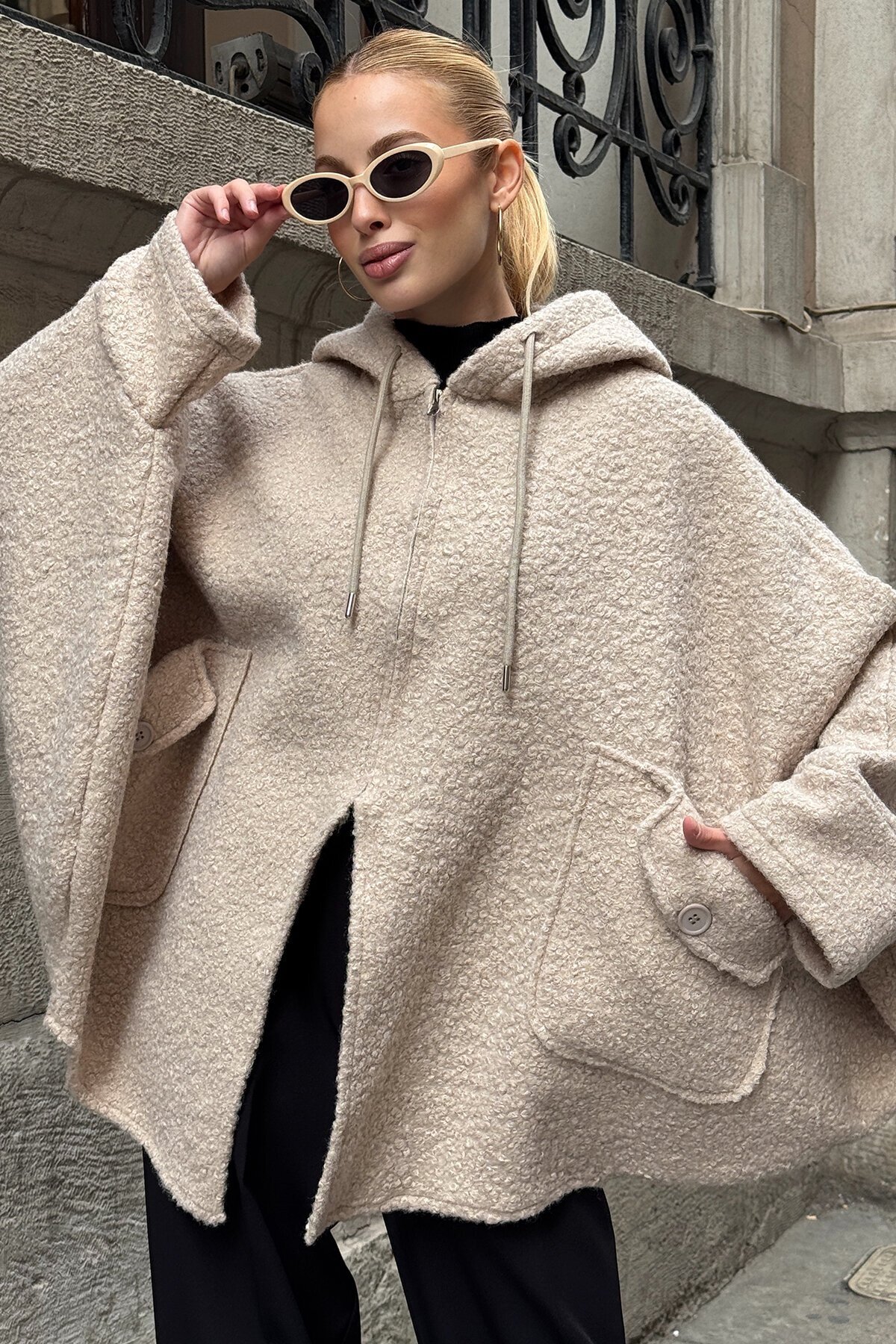 Bej Çift Cepli Asimetrik Kesim Yarasa Kol Kapüşonlu Oversize Astarsız Kaban