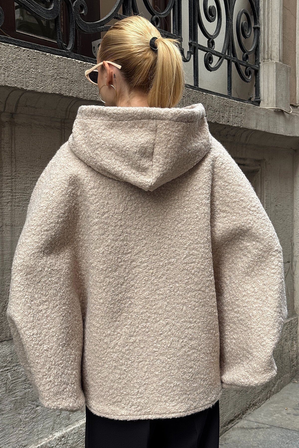 Bej Çift Cepli Asimetrik Kesim Yarasa Kol Kapüşonlu Oversize Astarsız Kaban