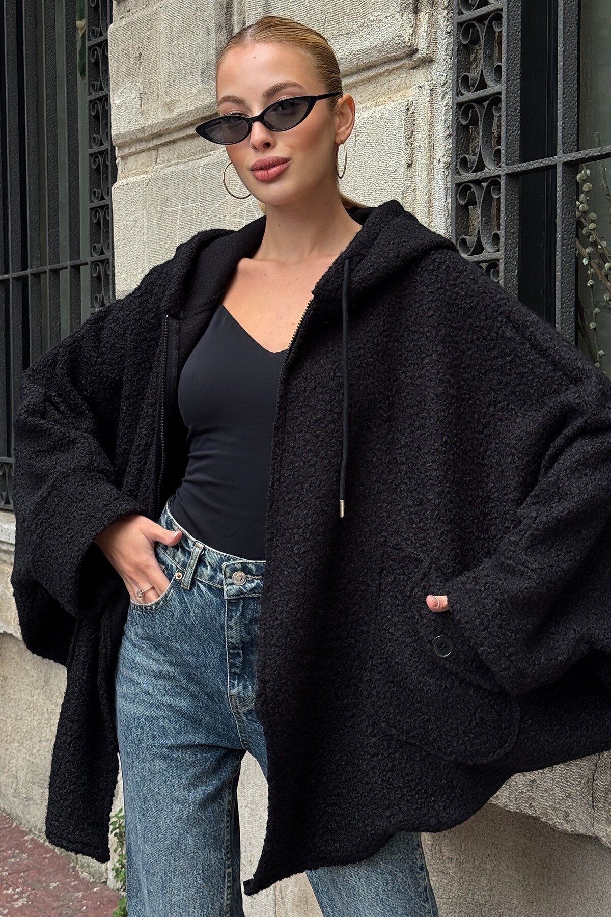 Siyah Çift Cepli Asimetrik Kesim Yarasa Kol Kapüşonlu Oversize Astarsız Kaban