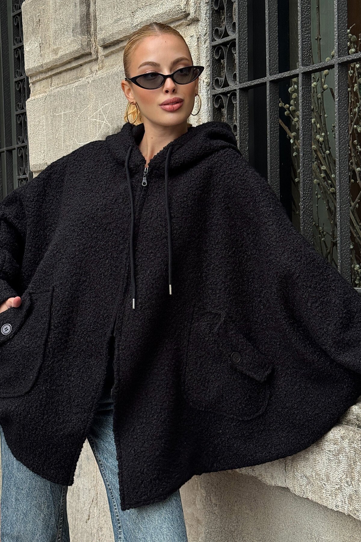 Siyah Çift Cepli Asimetrik Kesim Yarasa Kol Kapüşonlu Oversize Astarsız Kaban