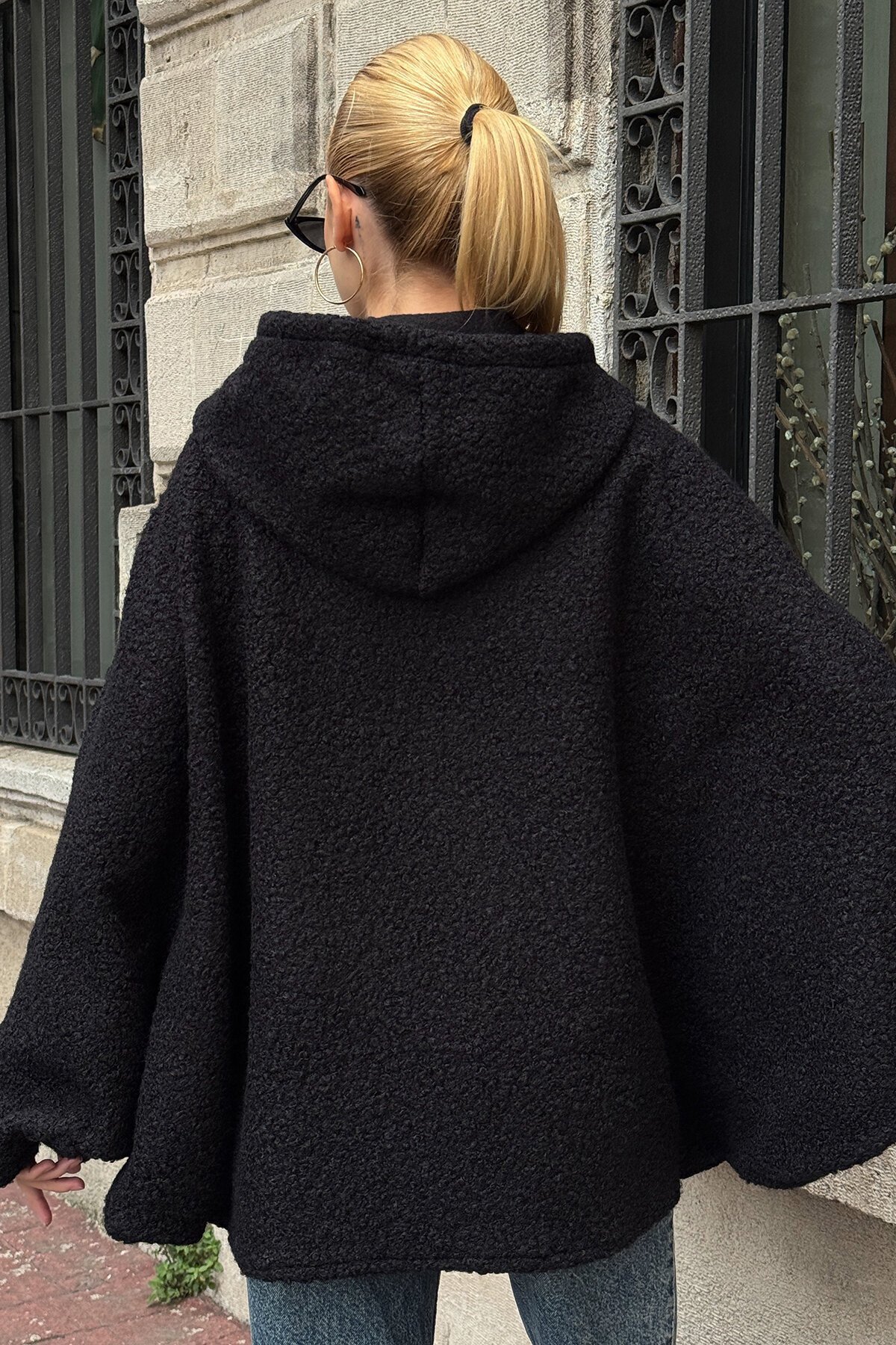 Siyah Çift Cepli Asimetrik Kesim Yarasa Kol Kapüşonlu Oversize Astarsız Kaban